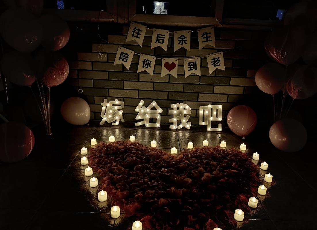 朋友手持心形灯牌求婚现场