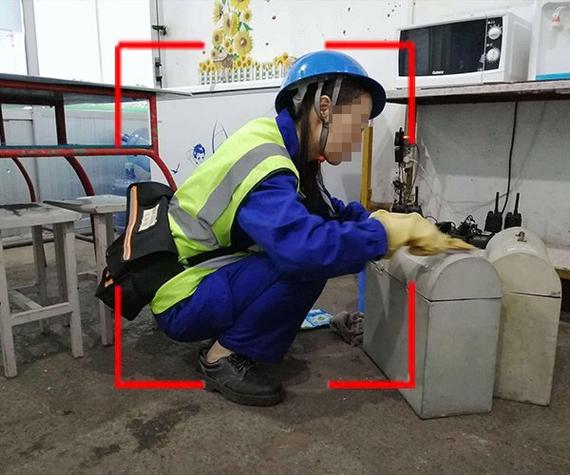 机械车间噪声环境下工人未佩戴防护设备实拍