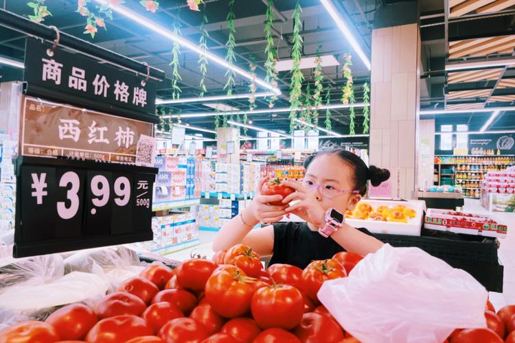 亲子在超市蔬菜区蹲看彩色蔬菜实拍