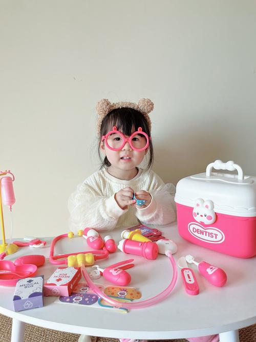 孩子使用玩具听诊器给玩偶检查