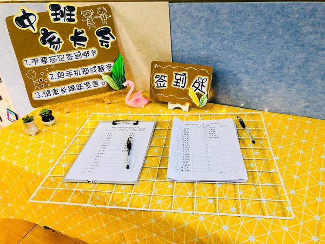 亲子围在书桌前用便签贴复盘家庭规则的实拍图