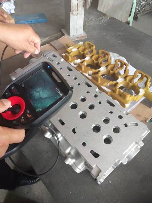 工业清洗后液压阀块白布擦拭检测实拍