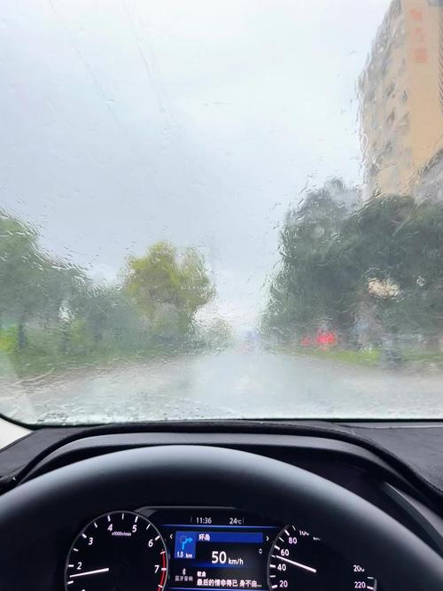 暴雨前街边私家车车窗未关实拍