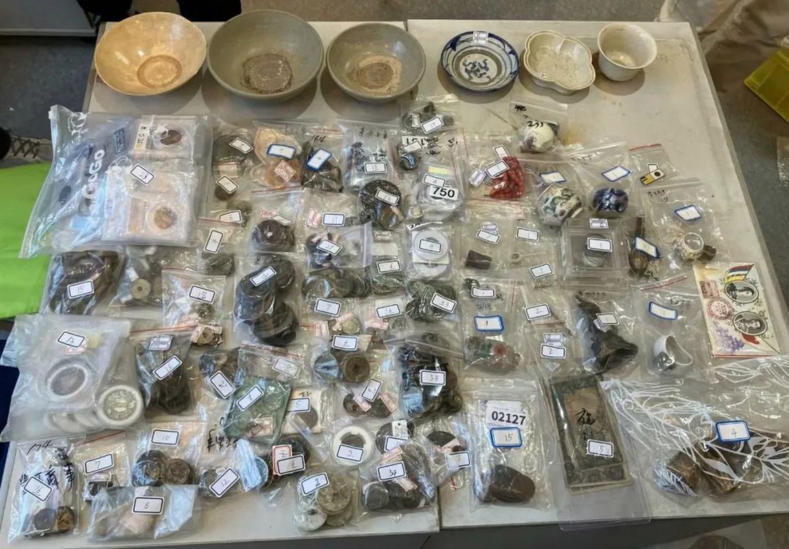 海关查获非法出境文物现场图