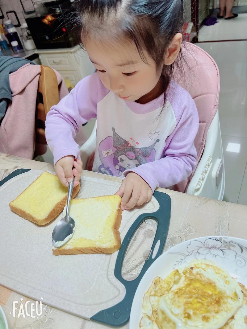 3岁幼儿自己动手做周末早餐会三明治实拍