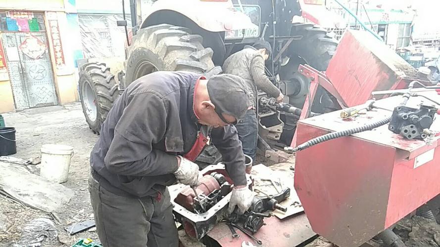维修师傅用手触摸凸轮轮廓检查磨损的现场