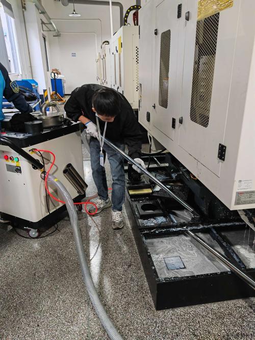 车间操作工擦拭机床导轨油槽的现场