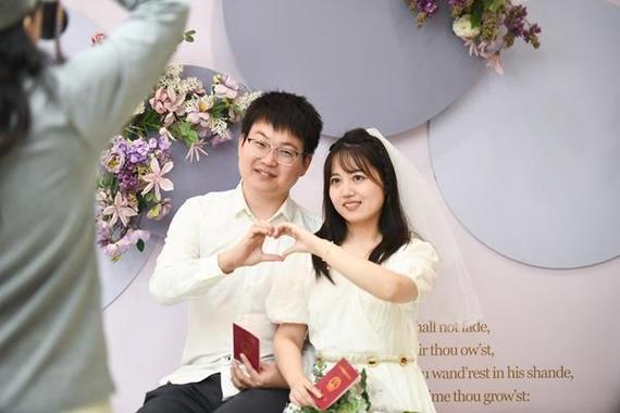结婚登记现场男女双方持身份证照片