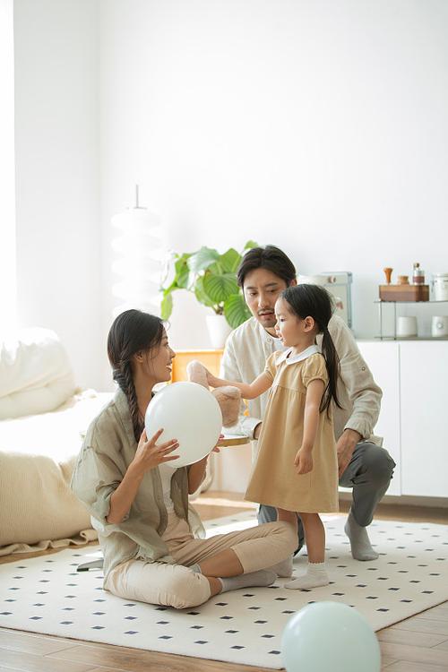 一家三口在家玩角色扮演亲子游戏实拍