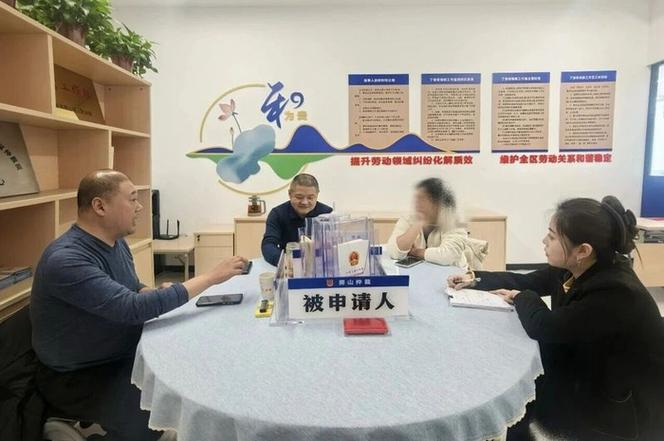 工伤赔偿律所线下咨询沟通现场