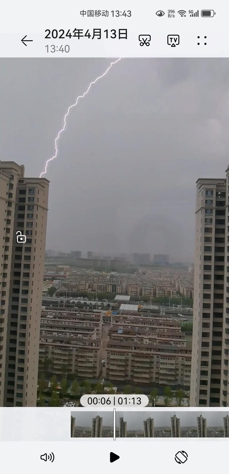 专业录音师在暴风雨中录制雷声现场