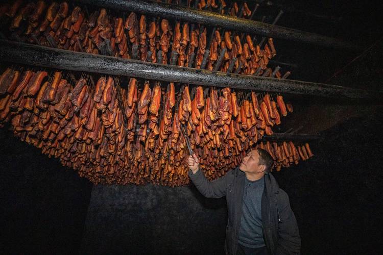 湘西三家馆乡集中熏制腊肉的玻璃作坊