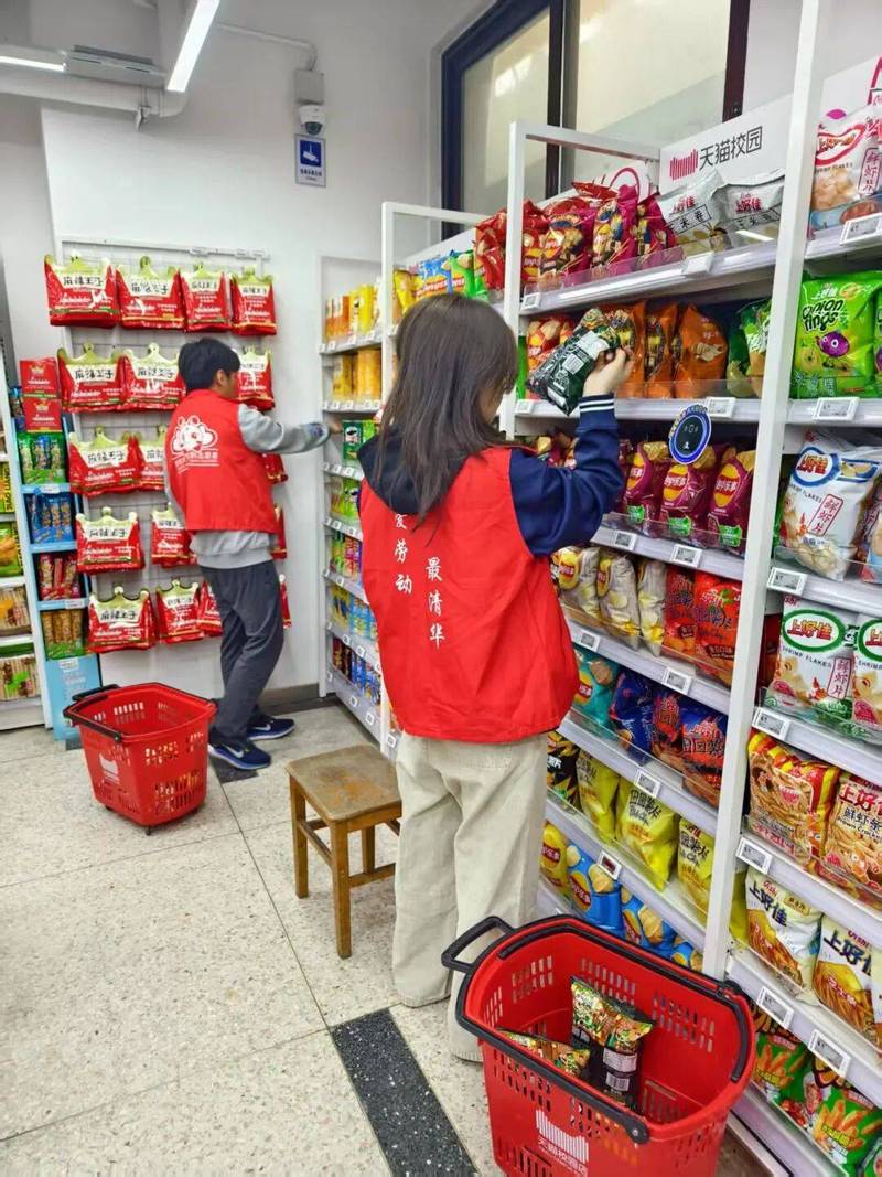 青少年在自家小超市帮忙理货的学习场景