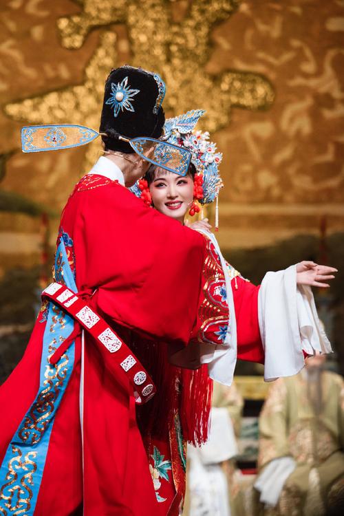 别把戏剧捧上神坛,也别踩进泥里