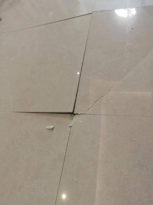 不留缝铺贴瓷砖起翘开裂现场图