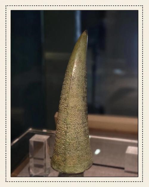 古代黄铜量角器文物特写