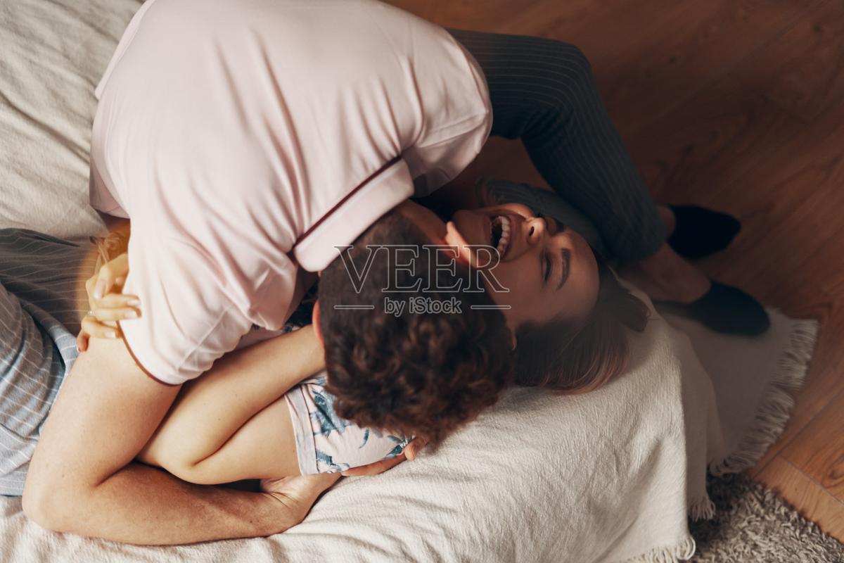 床头吵架床尾和夫妻拥抱