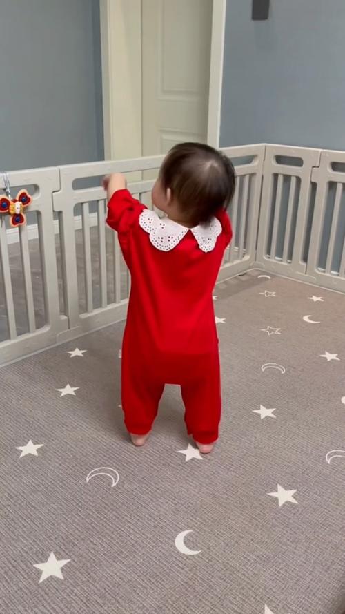 两岁幼儿跟着音乐晃动身体实拍