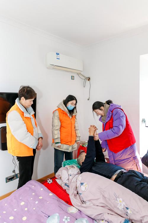 送教上门老师进行肢体康复训练