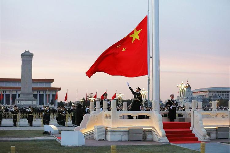 五星红旗在天安门广场飘扬实景