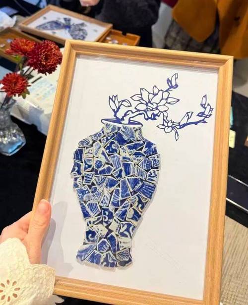 儿童书架上摆放的碎瓷片拼贴与蜡笔手绘作品