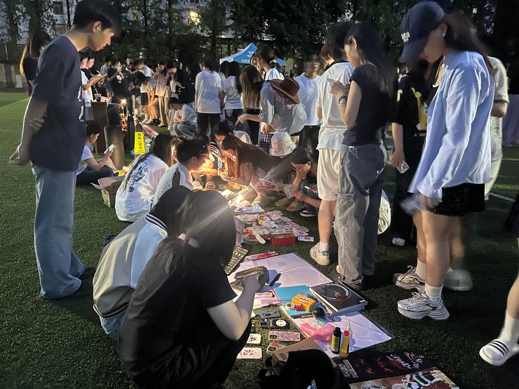 大学生在创意市集摆摊兼职