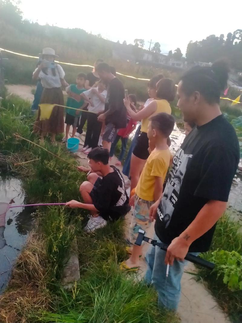 工业园区河边单亲爸爸带孩子钓龙虾