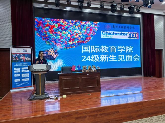 中外合作办学招生咨询会现场家长咨询