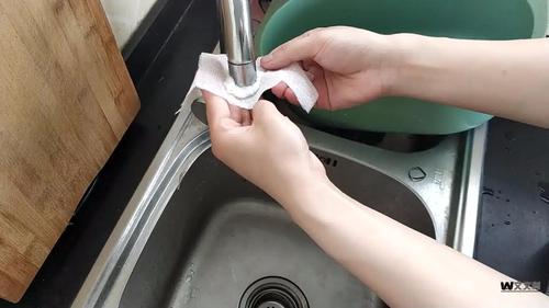 纱布包裹水龙头过滤铁锈简易方法图
