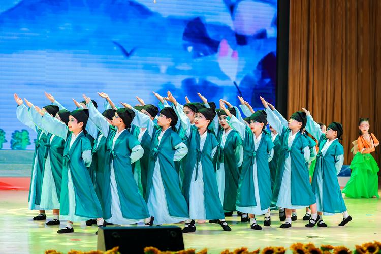 小学诗词表演排练现场穿汉服的孩子