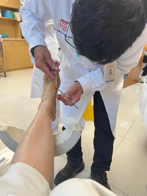 拆线：暴力与细活并存