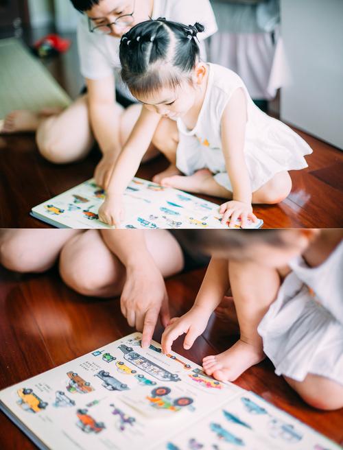 母女趴地垫一起翻儿童百科全书场景