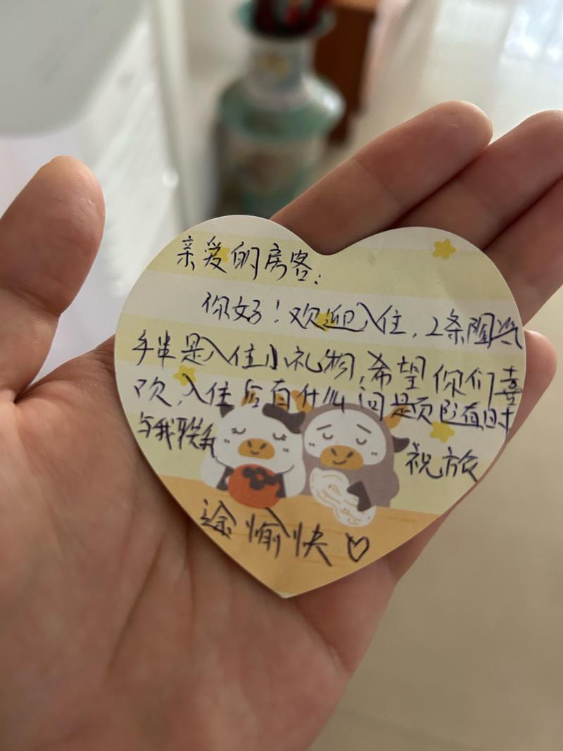 家里餐桌上留给家人的手写便签纸