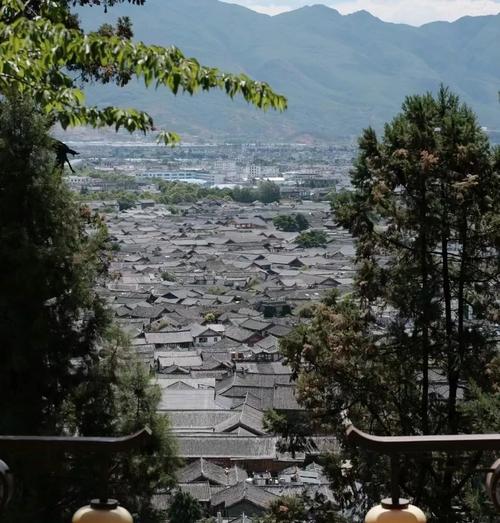 丽江古城狮子山观景台俯瞰瓦顶全景
