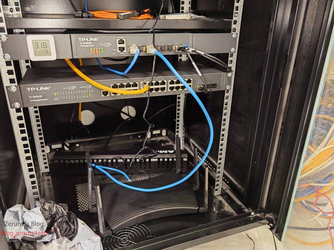 工业路由器安装在车间墙角沾有机油的实拍图