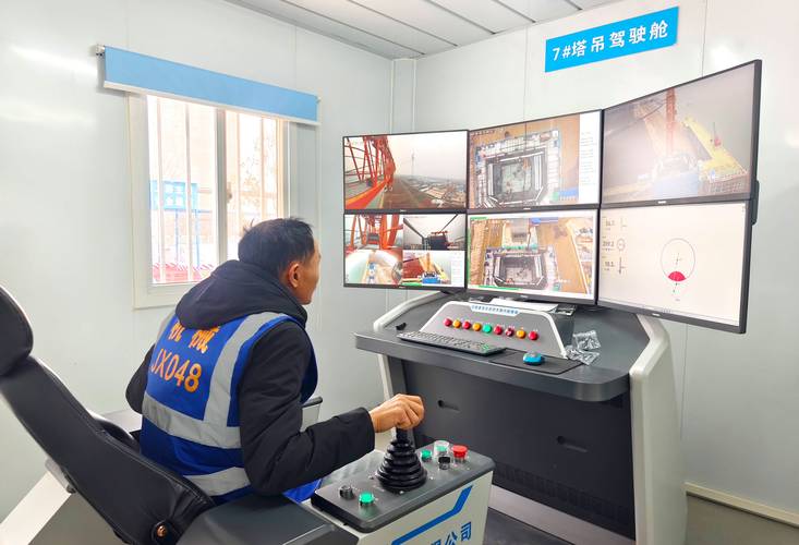 南京港口5G远程操控集卡作业现场图