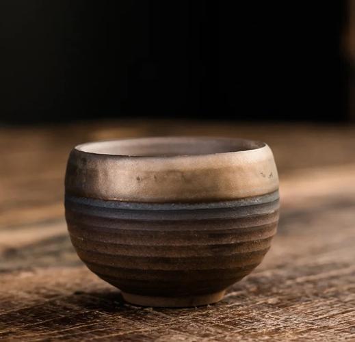 二三线城市律所会客区泡着茶的粗陶茶杯