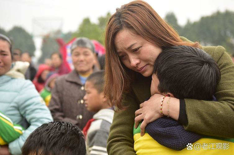 妈妈在校门外偷偷抹泪 小学门口