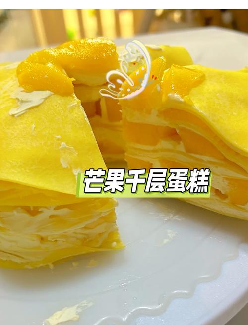 二胎家庭两个孩子凑在桌前抢同一块芒果蛋糕的真实场景