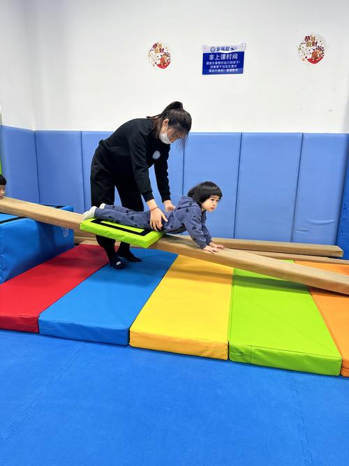儿童在指导下使用感统平衡板