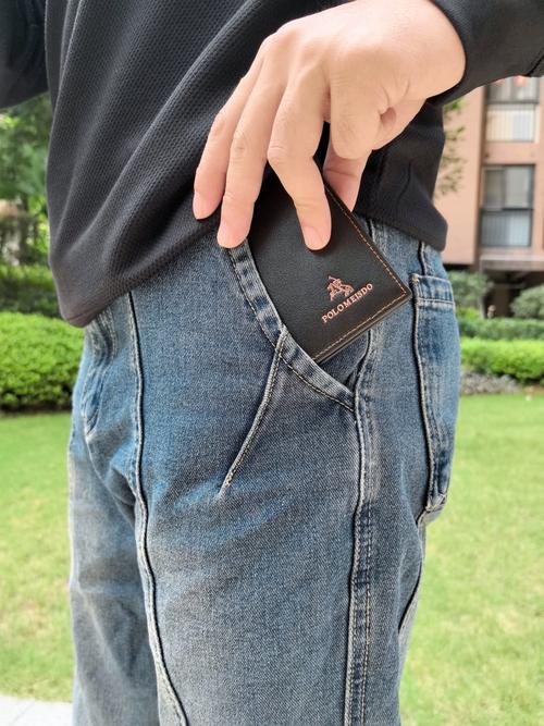 精简后仅放手机钥匙的休闲裤口袋实拍