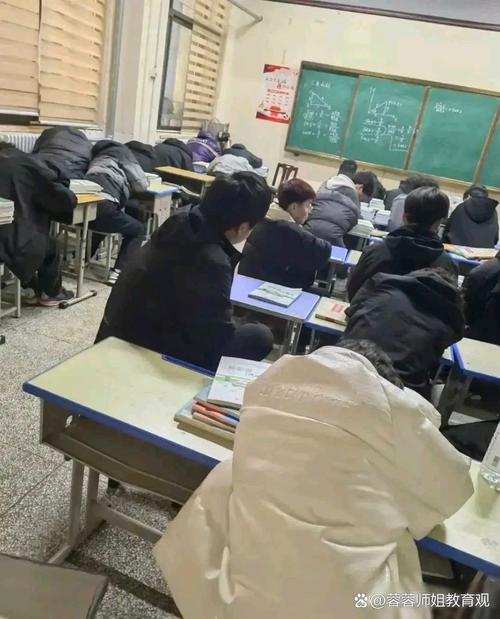 领导力培训课堂上学员迷茫发呆场景