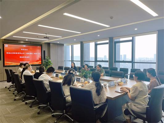 公司法律顾问律所会议室谈融资合同场景