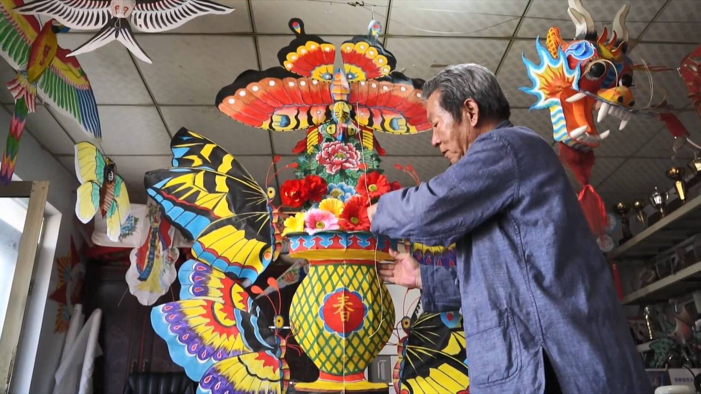 山东潍坊杨家埠艺人扎制龙头风筝现场