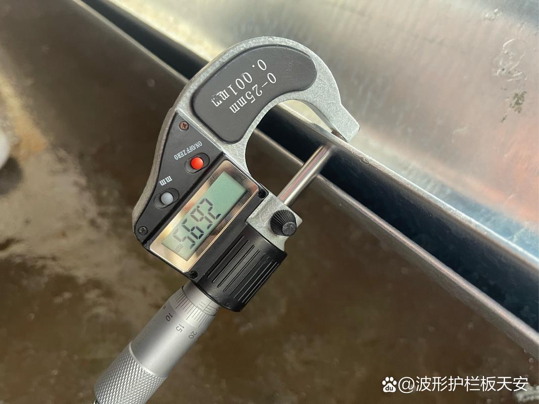 游标卡尺测量空调压缩机吸盘间隙操作实拍
