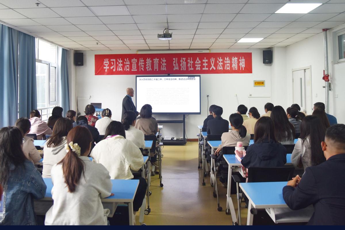 大学法律诊所学生在老师指导下解答群众法律问题