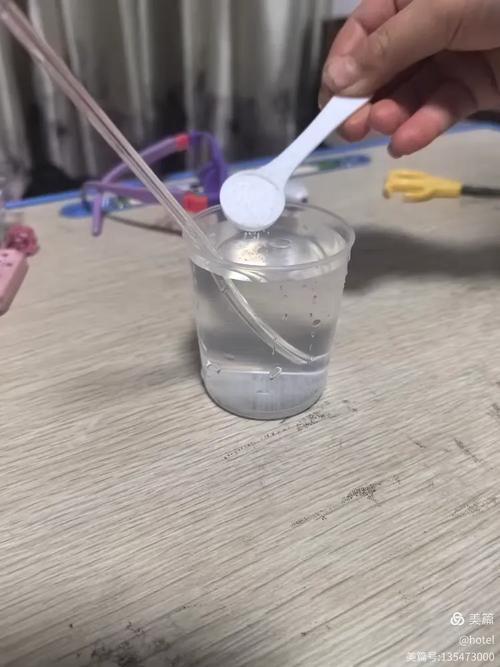 家庭厨房玻璃碗盐溶解实验