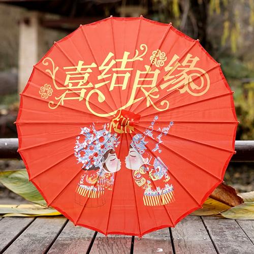 传统中式婚礼新娘撑红色油纸伞