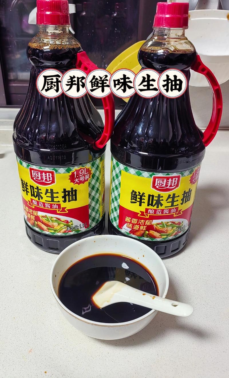 厨房必备调料瓶蚝油生抽白胡椒粉特写