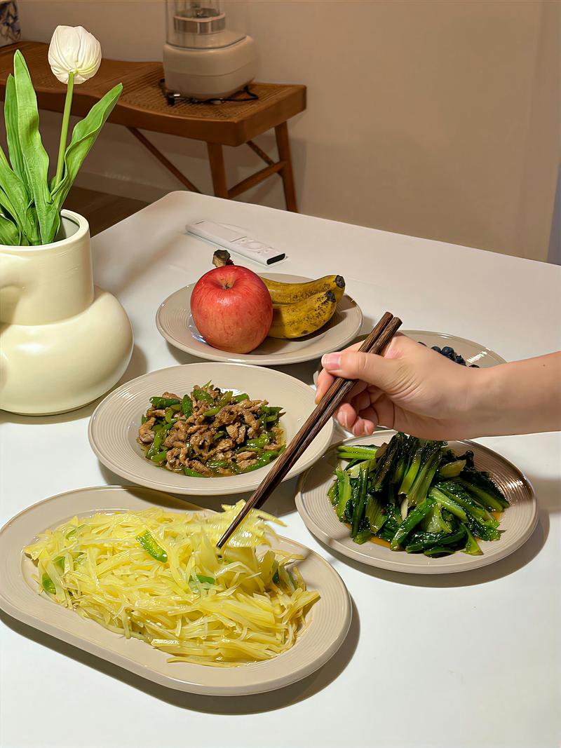 家庭餐盘 左半盘堆满炒蔬菜 右半盘空着准备放其他食物